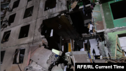 В одному з пошкоджених будинків частково зруйнований підʼїзд з 1-го по 3-й поверх, 8 листопада 2024 року