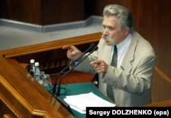 Тодішній народний депутат Левко Лук’яненко під час виступу з трибуни Верховної Ради України. Київ, 10 липня 2003 року