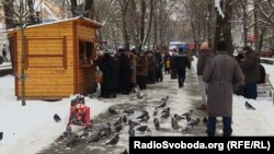 Роздавання їжі поблизу Контрактової площі