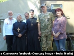Маріанна Кіяновська в зоні АТО з волонтерами-священиками