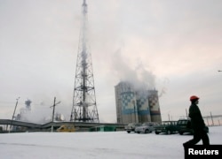 На химзаводе «Стирол» в Горловке в большом количестве содержался аммиак. После того, как Горловка попала под контроль боевиков, компания Ostchem решила освободить хранилища от этого вещества, чтобы не произошло выброса (фото 2009 года)