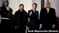 Президент Франції Еммануель Макрон з обраним президентом США Трампом і президентом України Володимиром Зеленським, 7 грудня 2024 року