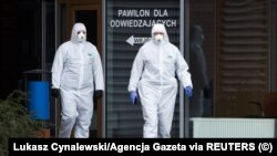 Медики в захисних костюмах у шпиталі в Познані