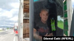 Vozač kamina na prelazu iz BiH u Hrvatsku kod Bihaća, maja 2021. Po Udruženju prevoznika entiteta Republike Srpske, BiH je u protekle tri godine napustilo između 4.500 i 5.000 profesionalnih vozača. To je samo jedno od zanimanja koje trpi posljedice odliva radne snage iz BiH.