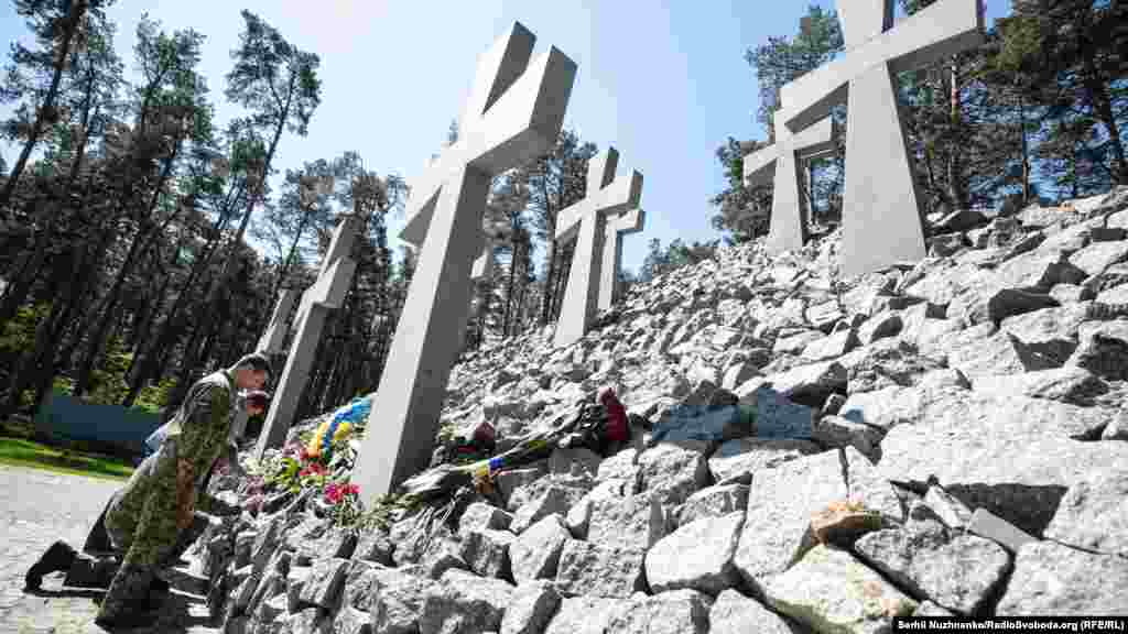 Покладання квітів до меморіалу жертв тоталітаризму 