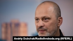 Голова НСТУ повідомив, що на даний час представники штабів домовилися щодо поділу трибун, невикористання партійної символіки, розподілу квитків, щодо часу дебатів (19:00) і концертів перед ними (16:00)