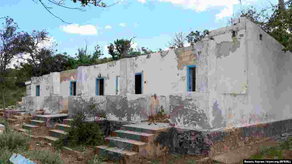 Трудно поверить, что когда-то в этих домиках звучал детский смех или гитарные аккорды. Подобные домики для отдыхающих были традиционными для пансионатов на побережье Азовского моря на Керченском полуострове. Большинство пансионатов под Керчью принадлежали заводам, комбинатам и фабрикам. Многие из них позднее перешли в частные руки и ежегодно принимали большое количество отдыхающих – как приезжих, так и керчан