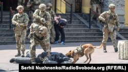 Стрілянина, пожежники і бронеавтомобілі: у Києві тренувалися звільняти синагогу від терористів (фоторепортаж)