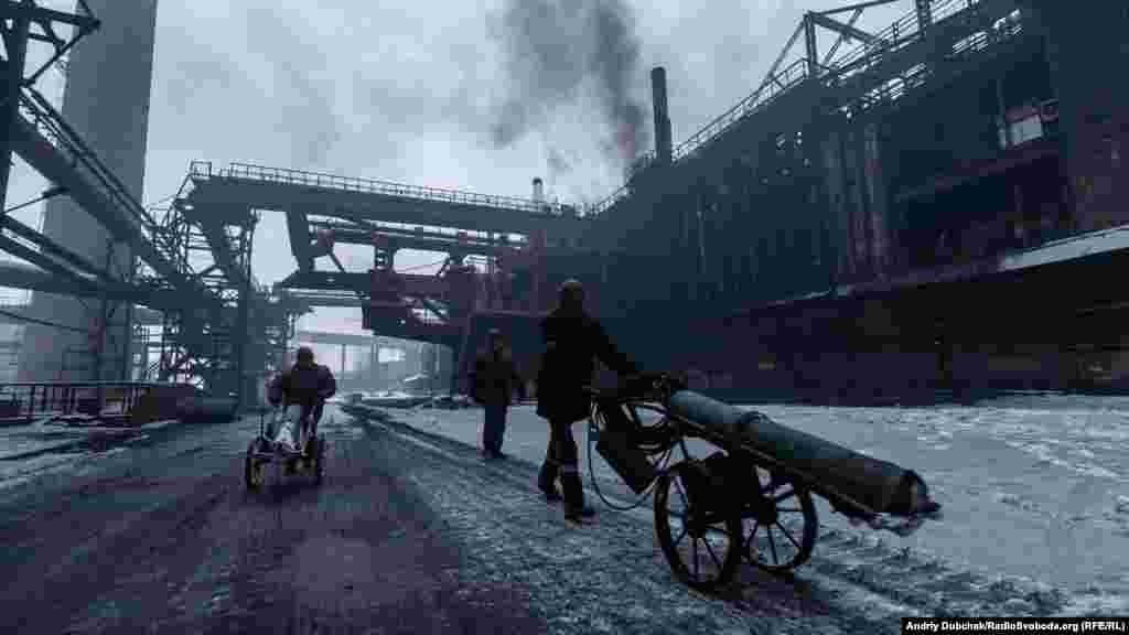 Частина робітників підприємства постійно проживають на непідконтрольних Україні територіях. Через складність та тривалість перетину лінії розмежування вони протягом робочого тижня живуть в Авдіївці, а на вихідні вирушають додому. Для таких робітників на заводі організовано автобус, який у п’ятницю ввечері везе людей до найближчого КПВВ, а у понеділок зранку їх там зустрічає та везе на завод