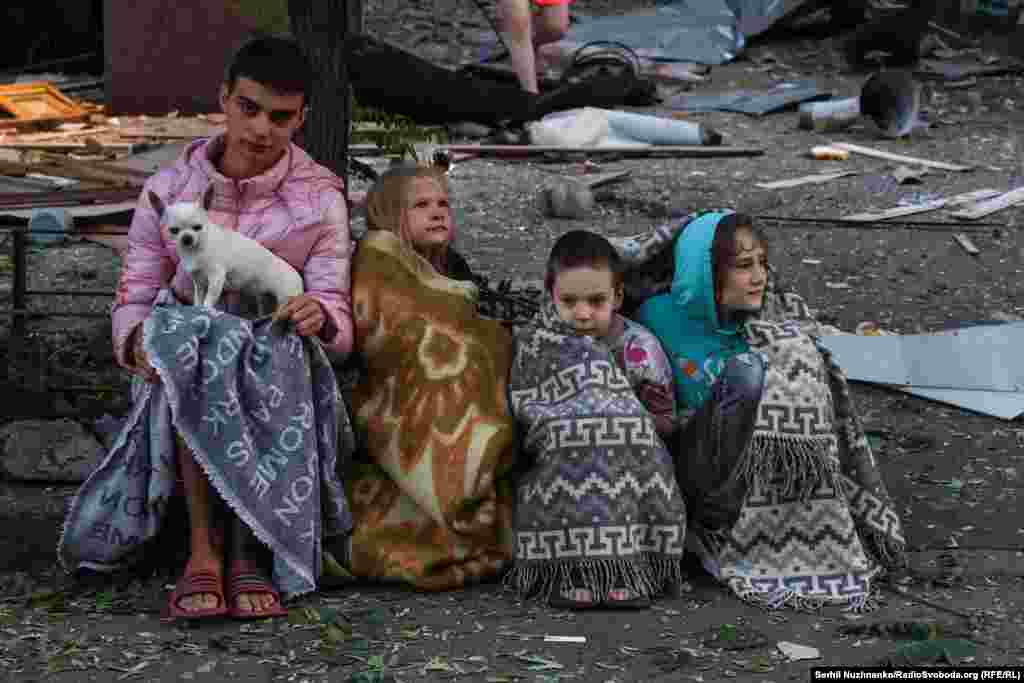 Desetine ljudi evakuisano je iz oštećenih i uništenih zgrada u Kijevu. Potvrđeno je da je najmanje 23 osobe poginulo, uključujući četvoro djece.