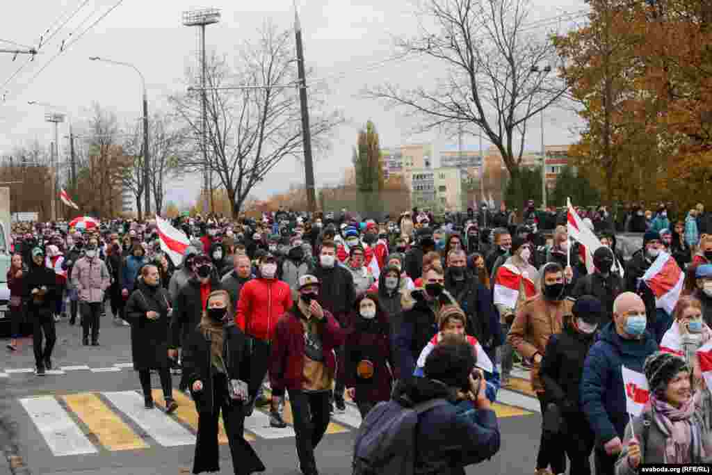 Правозахисники повідомляють про щонайменше 310 затриманих на «Марші проти терору». Як передає правозахисний центр «Весна», затримання відбулися здебільшого у столиці Мінську, втім, про те, що силовики затримували протестувальників, надходили повідомлення і з Гродного, Могильова, Жодішків
