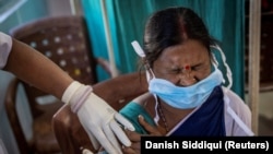 Медична працівниця отримує дозу Covishield під час кампанії вакцинації проти COVID-19 в Індії, 16 січня 2021 року