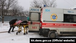 Пожежа в харківському будинку для літніх людей. Постраждалих заносять у карету швидкої допомоги, 21 січня 2021 року