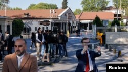 Журналісти біля палацу Долмабахче в Стамбулі, де заплановані російсько-українські переговори, 15 травня 2025 року