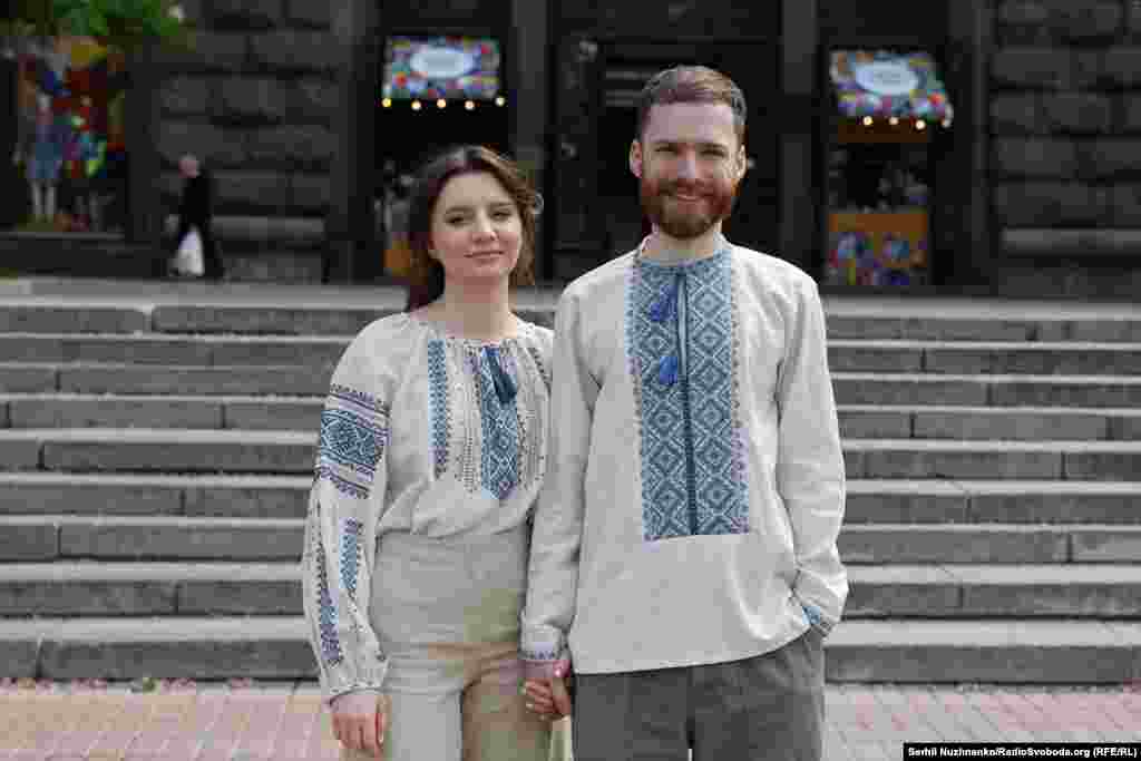 На фото Марія і Тарас, пара нині розписалася. «Сьогодні міжнародний День сімʼї і День вишиванки. Тому ми вирішили вдягнути вишиванки і створити сімʼю»