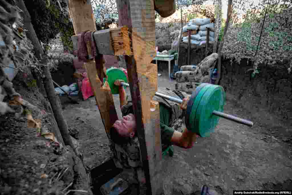 Із розваги тут – інтернет та спорт. На багатьох позиціях облаштовані спортмайданчики, штанги, турніки, гантелі. У вільний від чергувань та роботи час, морпіхи качають м'язи