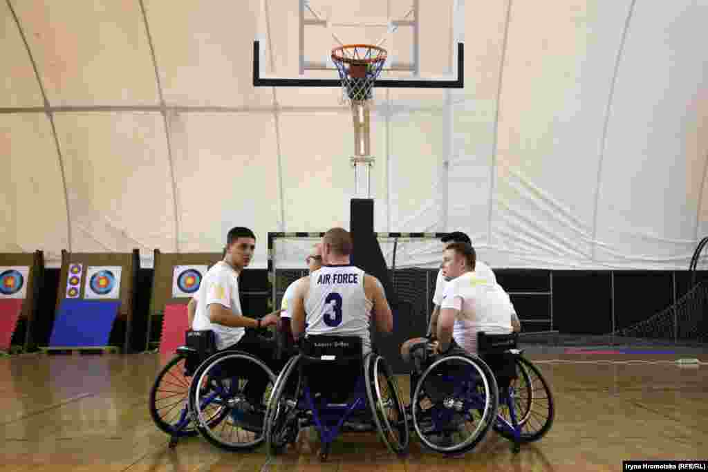 Збір перед грою у баскетбол на візках