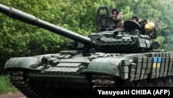 Українські військові на танку поблизу Бахмута на Донеччині, 15 травня 2022 року