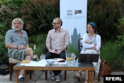 На зустрічі з чеським письменником та українським перекладачем. Зліва направо: письменник Петер Шабах, модератор Мірослав Томек, перекладачка Тетяна Окопна