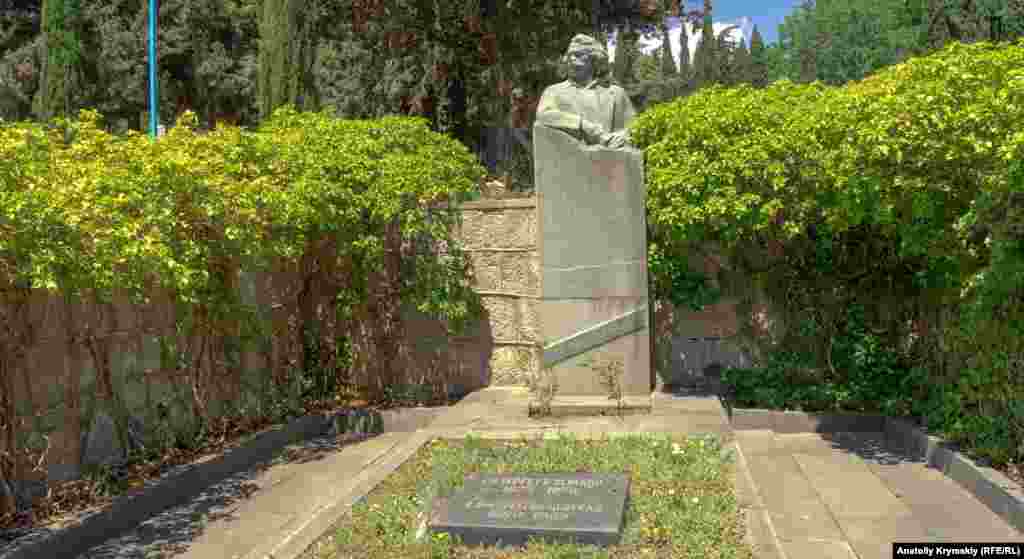 Памятник Сергееву-Ценскому на его могиле рядом с домом-музеем. Здесь же похоронена и его жена. В своем завещании Сергеев-Ценский написал: «С последней просьбой обращаюсь к вам: похоронить меня как старого солдата. На той земле, которую я сам копал киркой и штыковой лопатой»