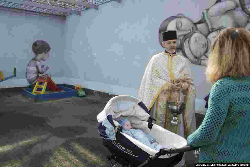 Більше приміщення з малюнками на стінах призначене для прогулянок неповнолітніх. Тут також проводять прогулянковий час мама з немовлятами, таких в ізоляторі є двоє