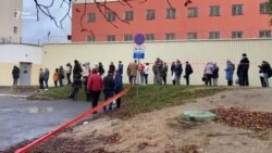 Білорусь: родичі та друзі затриманих продовжують розшукувати своїх близьких у СІЗО – відео Білорусь: родичі та друзі затриманих продовжують розшукувати своїх близьких у СІЗО – відео