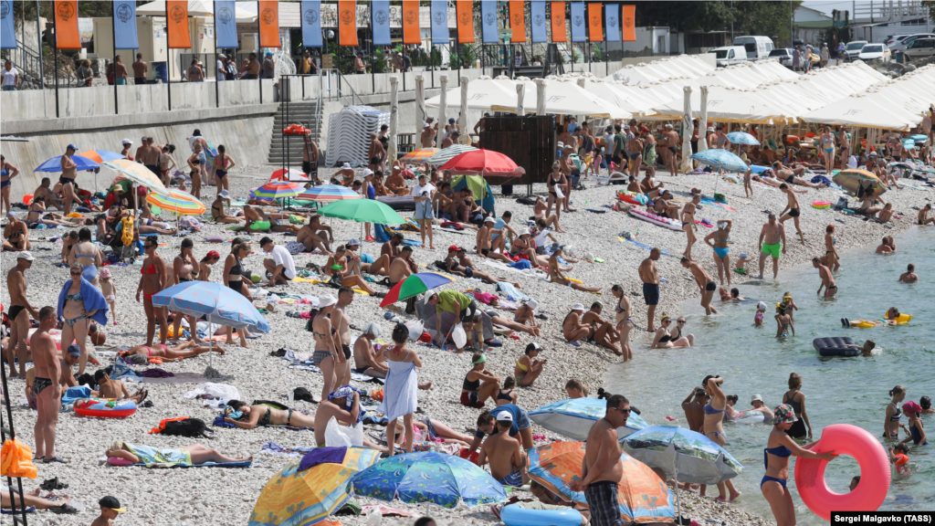 На этом пляже многолюдно 