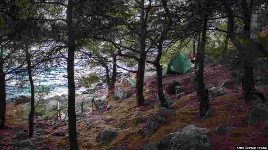 Некоторые отдыхающие ставят палатки, не доходя до берега, − в тени хвойных деревьев и с видом на бурлящее море