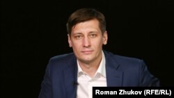 «Формального приводу не знаю. Реальний – ясний», – написав Гудков у своєму телеграм-каналі про причини обшуків