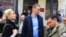 Киров. Блогер Алексей Навальный с супругой Юлией и член бюро движения "Солидарность" Илья Яшин (справа) после слушаний по делу "Кировлеса" у здания городского суда. Фото ИТАР-ТАСС/ Владимир Смирнов