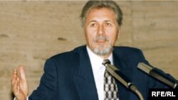 Președintele Emil Constantinescu, în vizită la sediul de la Praga al Europei Libere, 11 martie 1997. A făcut primele demersuri de aderare a României la NATO și Uniunea Europeană. Dar la final de mandat a declarat: „M-a învins Securitatea”.