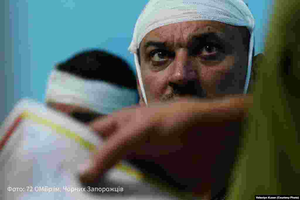 Поранений військовий 72 ОМБр у стабпункті на Вуглдедарському напрямку. «Поранених евакуювали, і дуже складні умови були, тому що ворог з флангів тиснув і це дуже ускладнювало логістику, – каже Арсен Приліпка. – Але поранених вивозили». «Звісно, це війна. Без втрат не може бути», – додає пресофіцер 72 ОМБР.