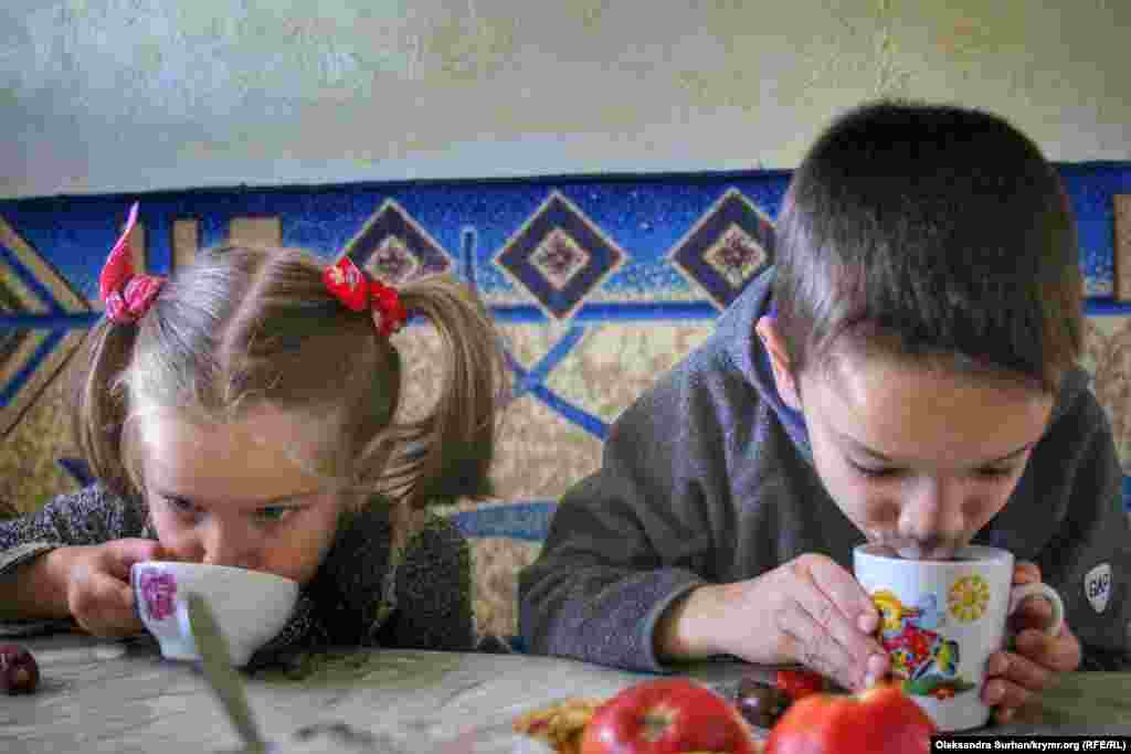  Дети арестованного гражданского журналиста Ремзи Бекирова пьют чай. Их отец был задержан вместе с Османом Арифмеметовым и еще 22-мя людьми  