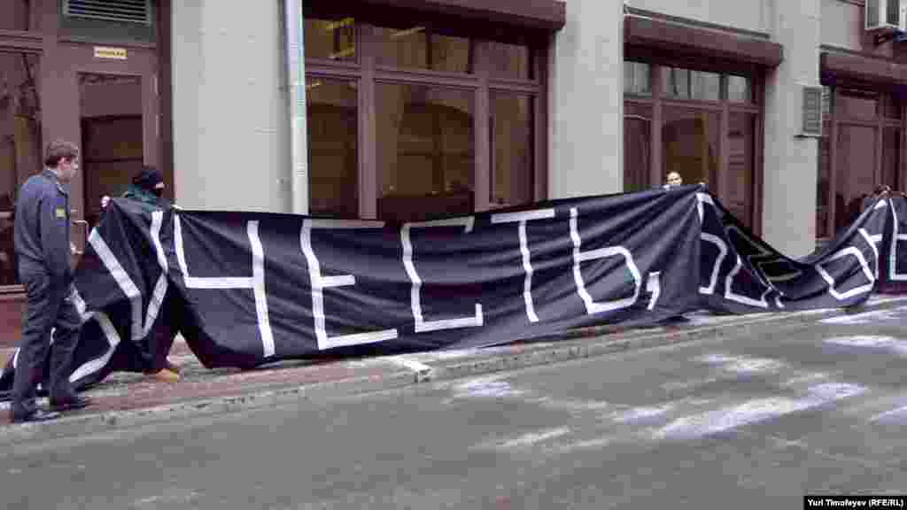 Несколько человек попытались развернуть огромный баннер "ВИЧ есть, борьбы нет!", но быстро выбежавший из находящейся по соседству с Минздравом Администрации Президента РФ полицейский не дал им это сделать.