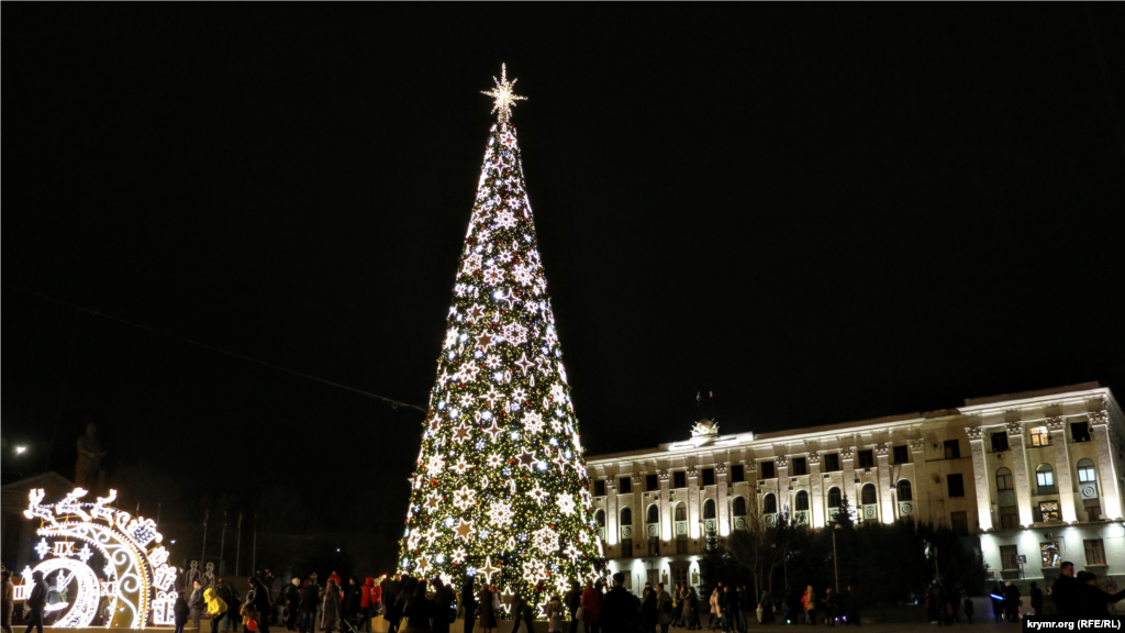 Главная елка Крыма расположена на площади имени Ленина в Симферополе. Ее высота – 24 метра. Фото из новогоднего Симферополя можно увидеть здесь 