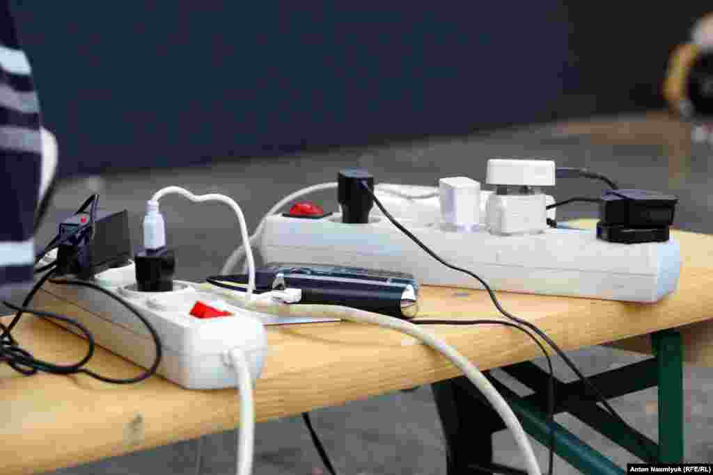 Імпровізований табір для біженців облаштований точкою для зарядження телефонів і кип'ятіння води  