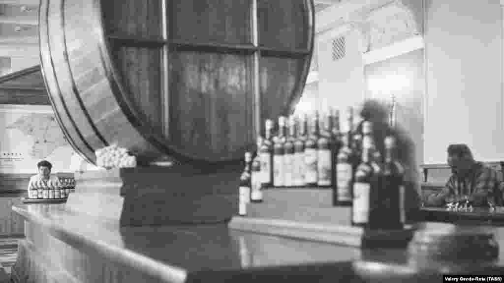 До 2014 года «Массандра» выпускала 60 марок вин. Ежегодно на предприятии разливались около 10 миллионов бутылок На фото: дегустационный зал «Массандры», 1966 год