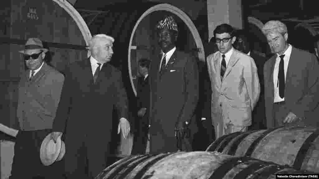 Коллекция вин «Массандры» (около миллиона бутылок) – одна из крупнейших в мире и занесена в 1998 году в Книгу рекордов Гиннесса. На фото: визит первого президента Республики Чад Франсуа Томбалбая (в центре) на завод, 1968 год