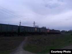 Потяг з вугіллям, який тягне локомотив