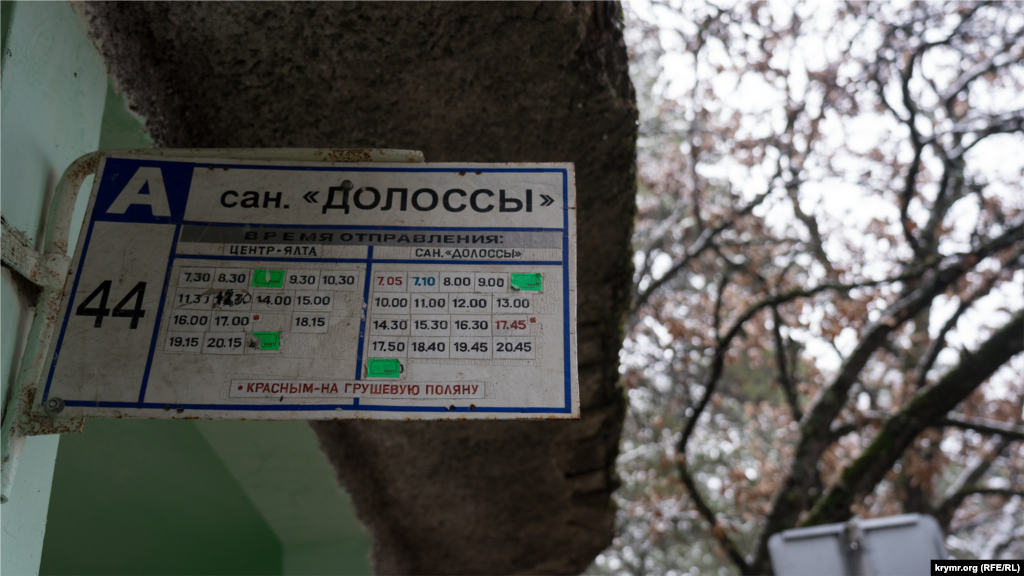 Рядом с беседкой – одна из двух поселковых остановок городского автобуса №44