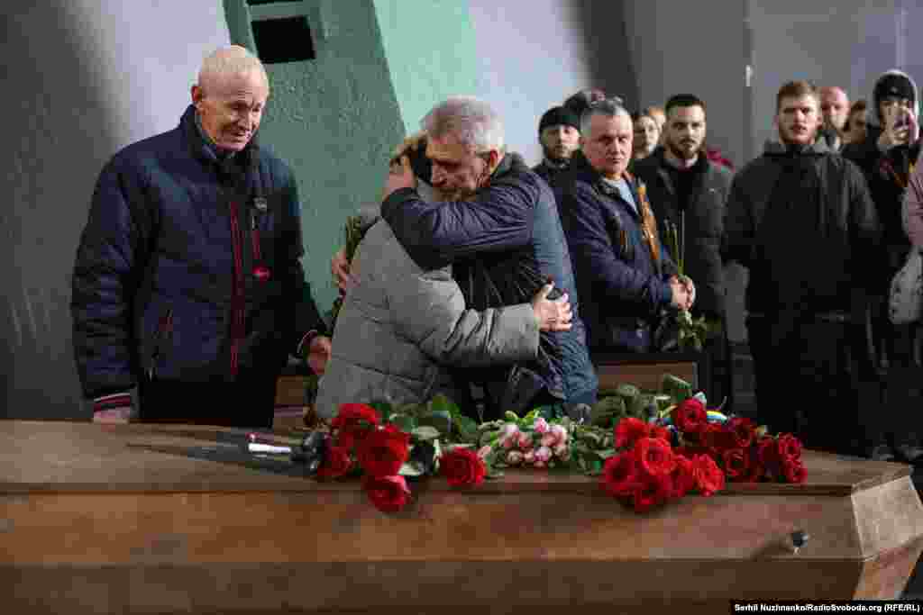 Біля труни загиблого бійця – батьки його коханої, бойової медикині Валентини «Валькірії» Нагорної, яка загинула разом із ним