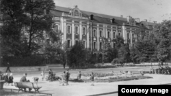 Сквер перед университетом, 1956. Фото: А. Саккэ