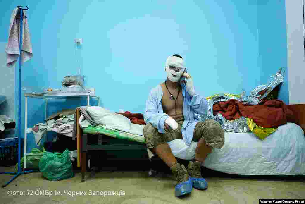 Поранений український військовий у стабілізаційному пункті на Вугледарському напрямку після виходу 72 ОМБр з міста. Вихід бригади ЗСУ з Вугледару офіційно підтвердили в ОСУВ «Хортиця» 2 жовтня 2024 року