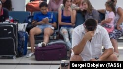 Туристы в ожидании вылета (иллюстративное фото)