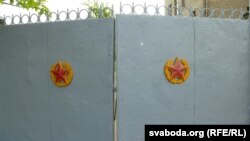 Територіальні війська – це вид збройних сил, який призивається під час війни або напруженої військово-політичної обстановки (ілюстраційне фото: брама військового комісаріату в Білорусі)