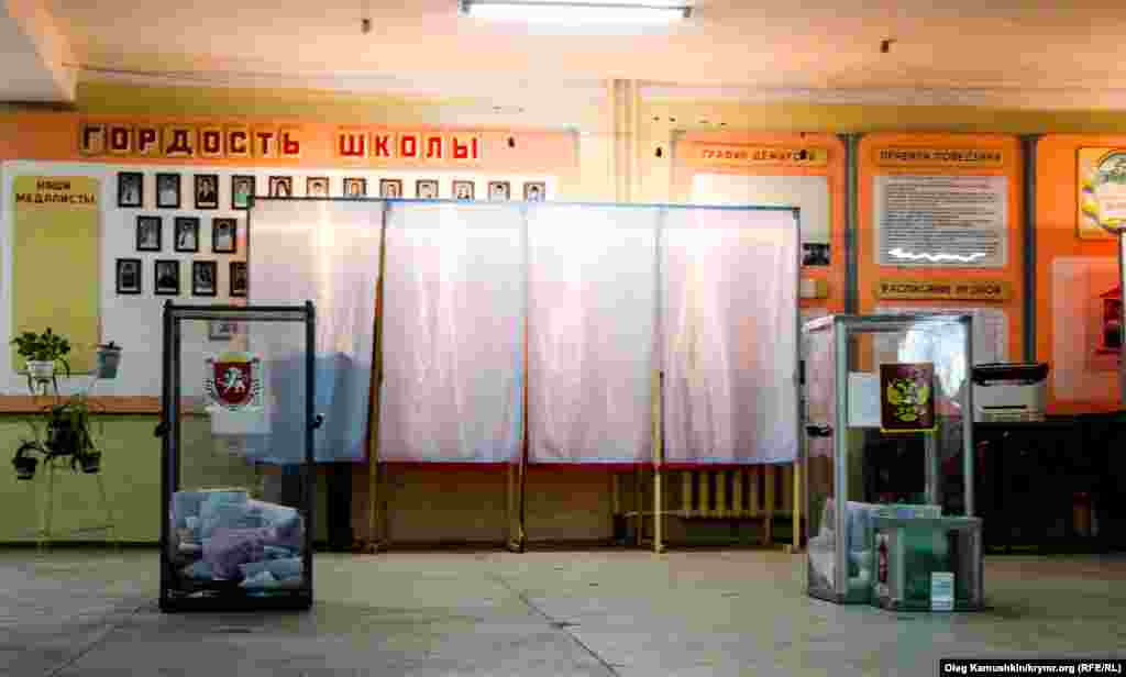 Очередей в кабинки для голосования нет, как и ажиотажа среди жителей Симферополя на российских «выборах»