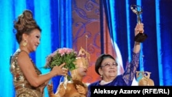 Дарига Назарбаева вручает награду певице Бибигуль Тулегеновой