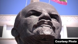 Фрагмент памятника Ленину в Тирасполе. Скульптор Николай Томский. 1975 год