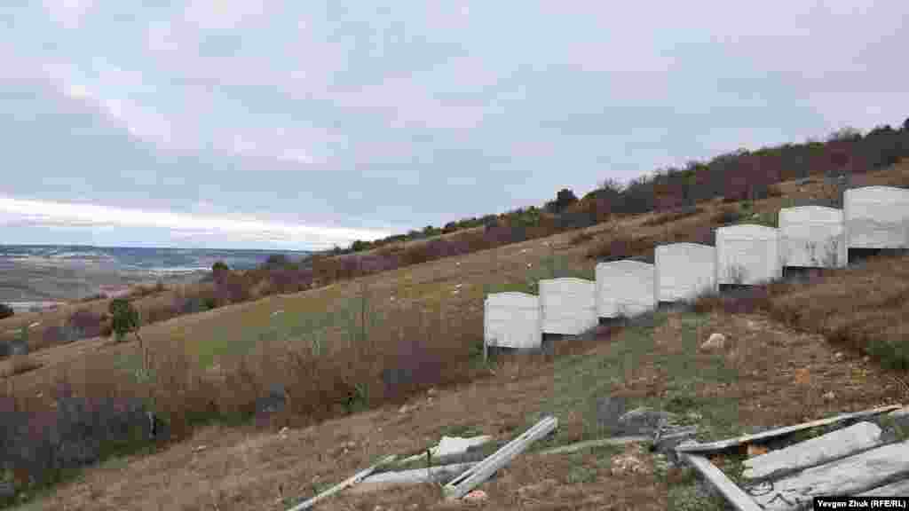 Еще один видовой участок на горе Аскети частично огорожен забором – в нескольких десятках метров от форта «Южный»