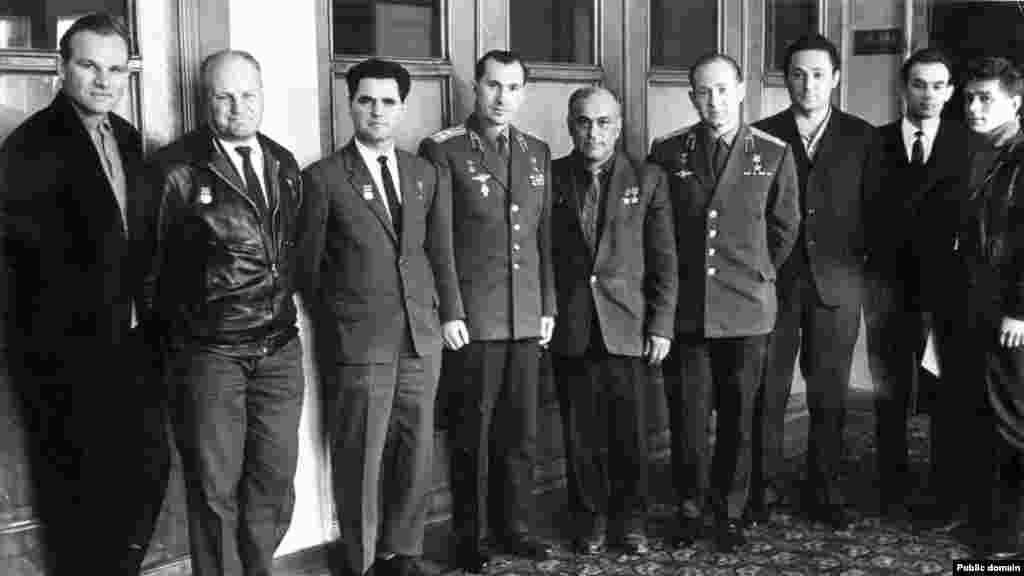 На этой фотографии вместе с космонавтами запечатлен военный летчик из Крыма, крымский татарин Амет-Хан Султан (в центре). Точная дата съемки неизвестна. Амет-Хан Султан принимал участие в подготовке к полетам первых советских космонавтов, испытывал спускаемый аппарат, предназначенный для возвращения космонавтов на Землю. В 1958-1960 годах отряд первых космонавтов под руководством Султана впервые испытал невесомость.  Амет-Хан был лично знаком с Юрием Гагариным и даже запечатлен с ним на любительской видеохронике, когда космонавт приехал в Жуковский (Россия), чтобы поздравить летчиков-испытателей с Первомаем. Эти кадры представлены в фильме «День победы. Крымские татары. Амет-Хан Султан». Как говорится в ленте, Юрий Гагарин «прекрасно понимал, что не будь их тяжелого труда, не было бы и его полета»